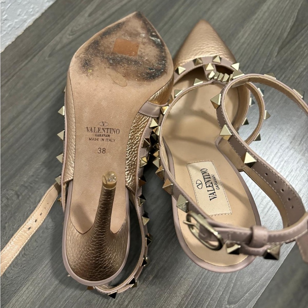 Valentino’s pump
Rose gold
